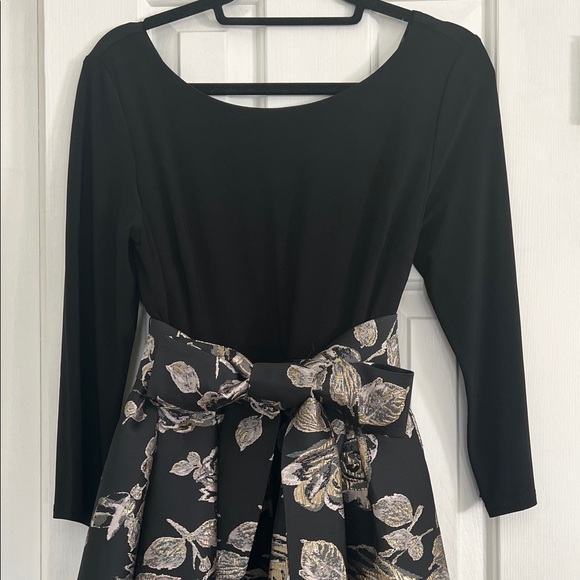 Elegant Black and Gold Floral Dress by Jessica Howard.Sz-12. - Picture 3 of 8